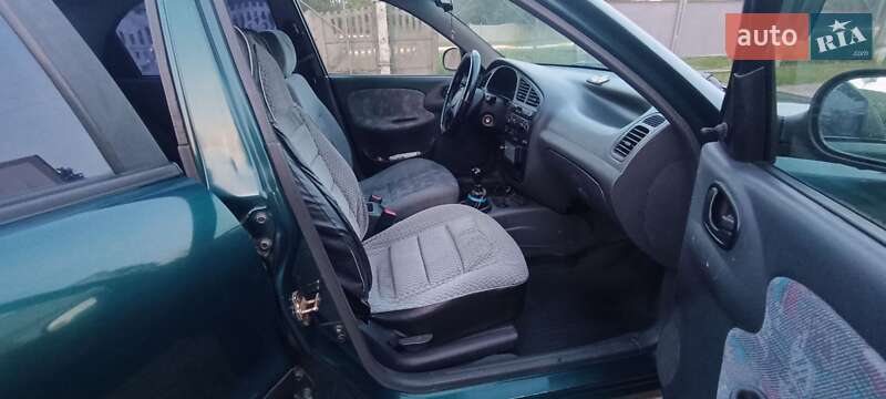 Седан Daewoo Lanos 2002 в Макарові