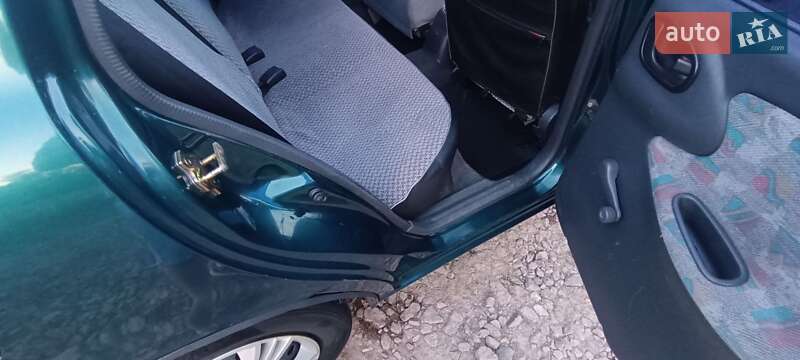 Седан Daewoo Lanos 2002 в Макарові