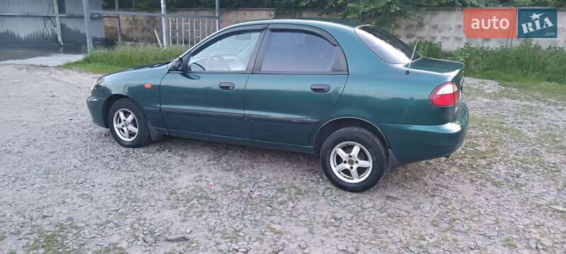 Седан Daewoo Lanos 2002 в Макарові