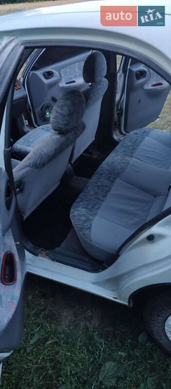 Седан Daewoo Lanos 2002 в Новій Ушиці