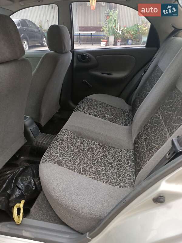 Седан Daewoo Lanos 2004 в Дніпрі