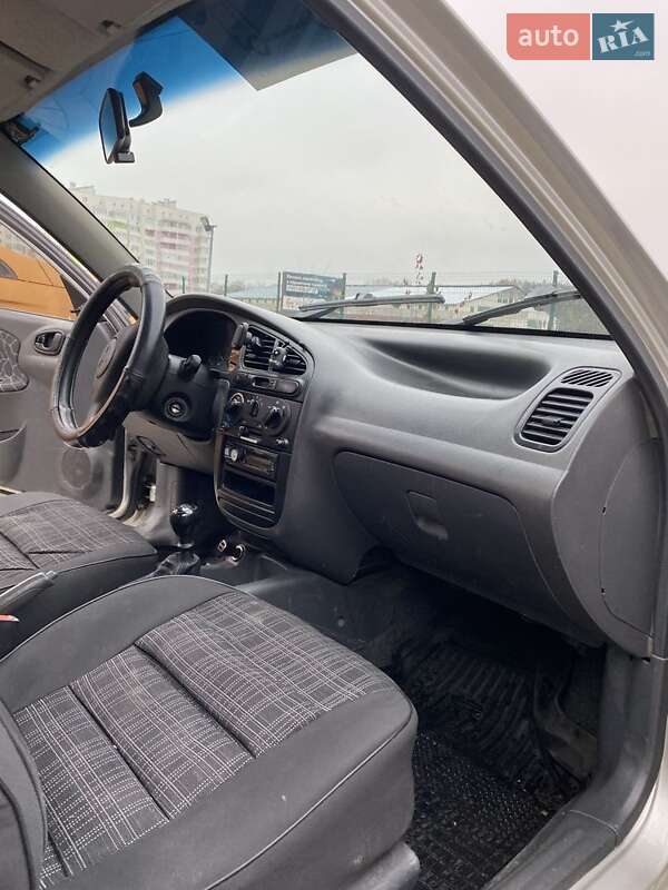 Седан Daewoo Lanos 2004 в Львові