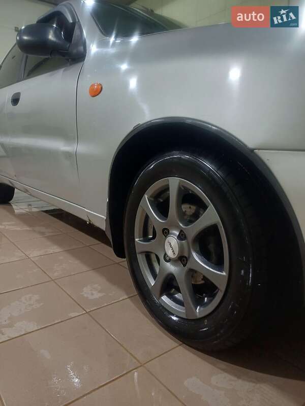 Седан Daewoo Lanos 2003 в Макарові