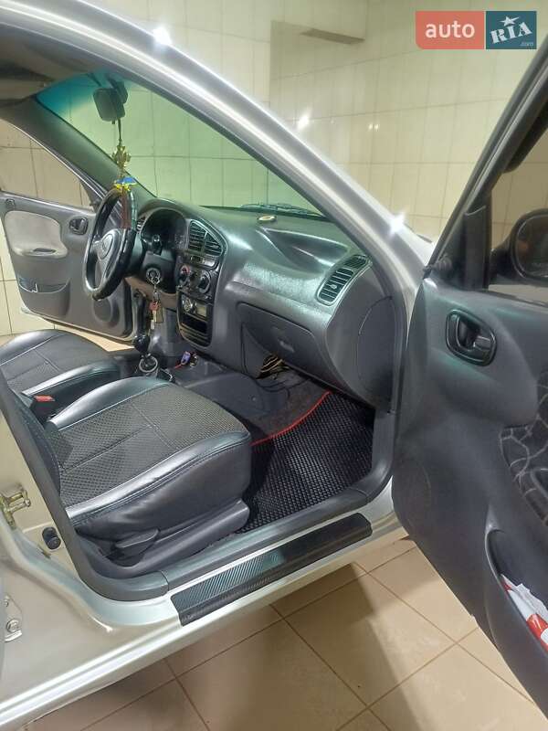 Седан Daewoo Lanos 2003 в Макарові