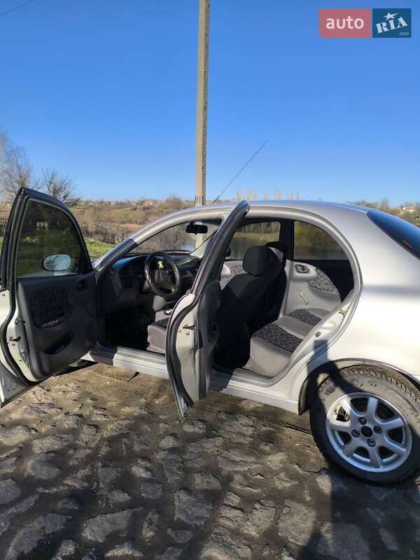 Седан Daewoo Lanos 2003 в Компаніївці