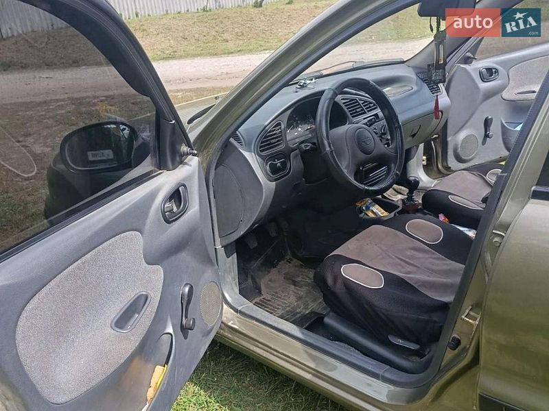 Седан Daewoo Lanos 2005 в Будах