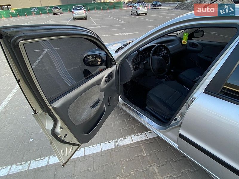 Седан Daewoo Lanos 2004 в Киеве