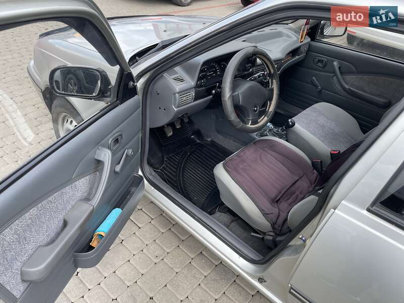 Седан Daewoo Nexia 2005 в Хусті
