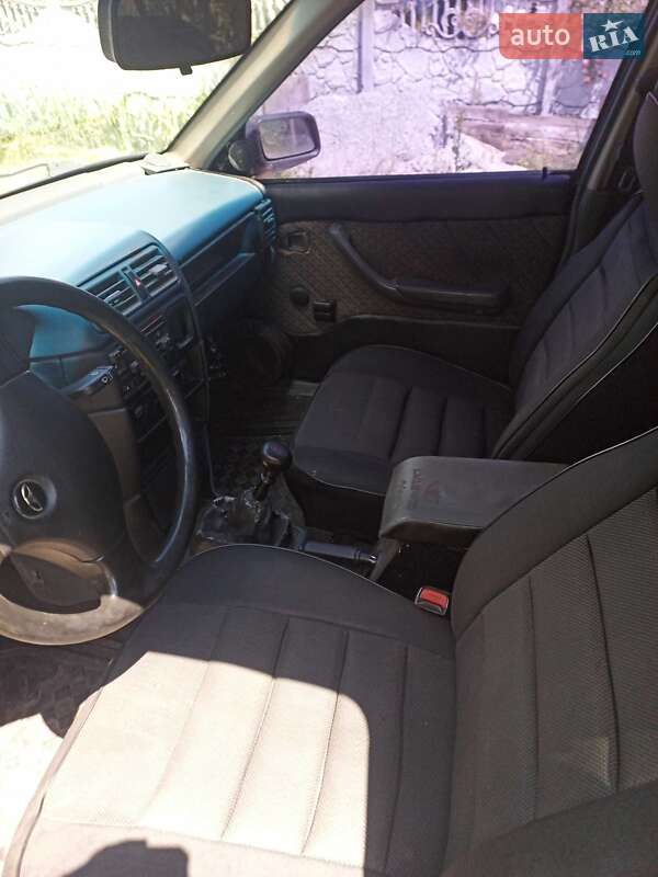 Седан Daewoo Nexia 1998 в Днепре