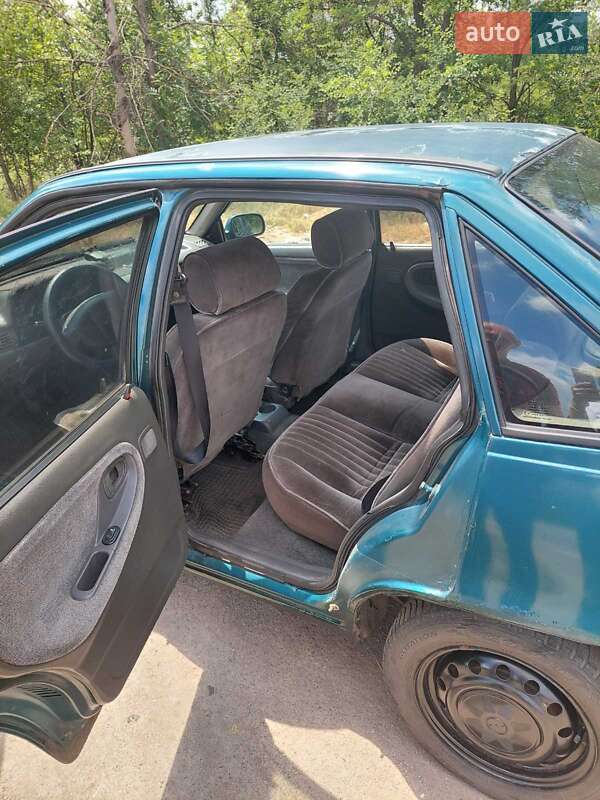Седан Daewoo Nexia 1995 в Кривом Роге