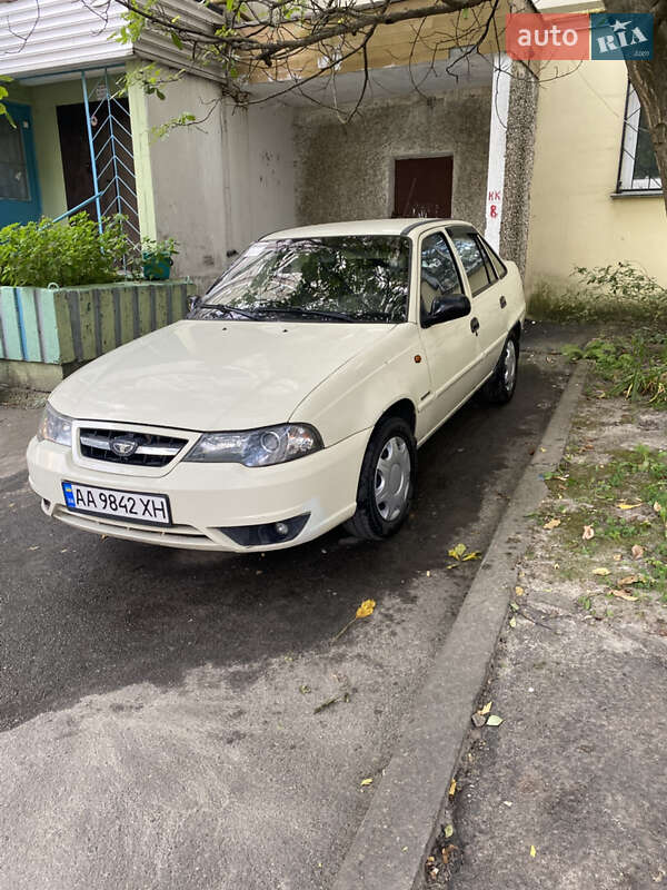 Седан Daewoo Nexia 2011 в 