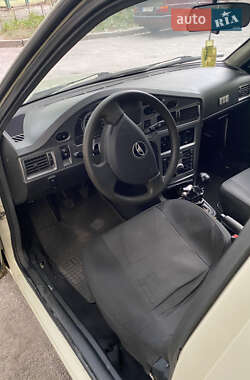 Седан Daewoo Nexia 2011 в 