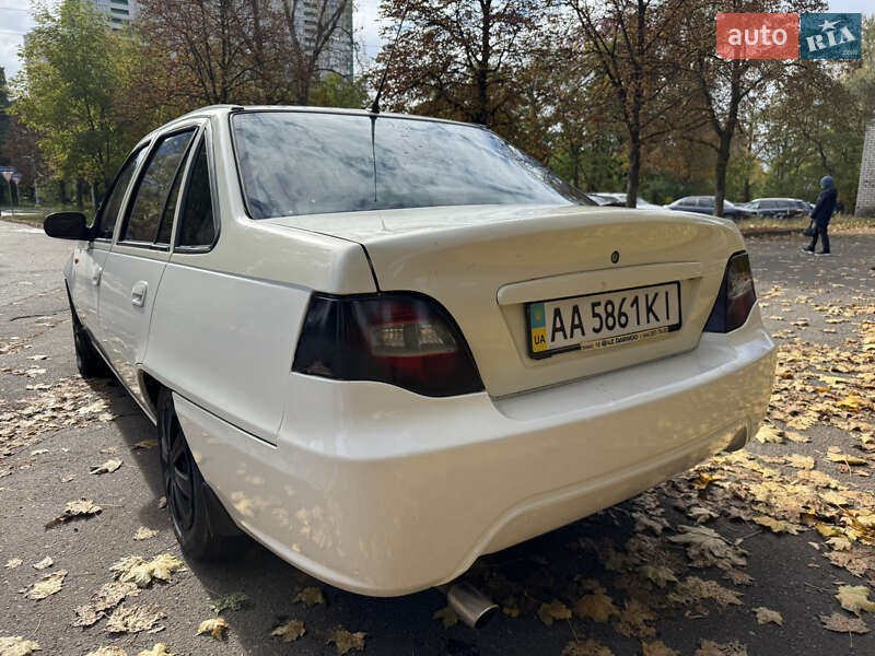 Седан Daewoo Nexia 2010 в Киеве