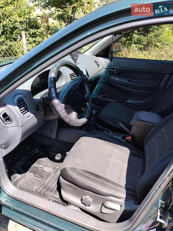 Седан Daewoo Nubira 1998 в Львові