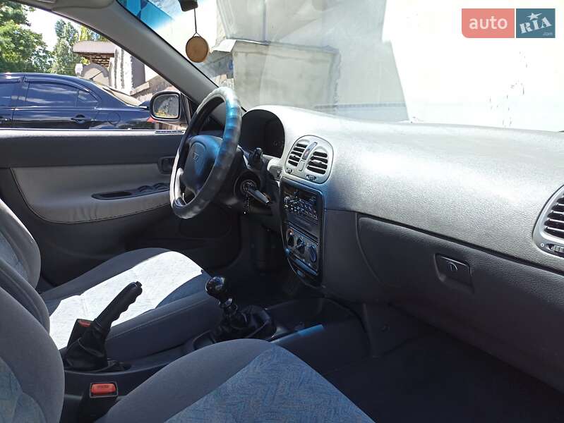 Седан Daewoo Nubira 1998 в Дніпрі
