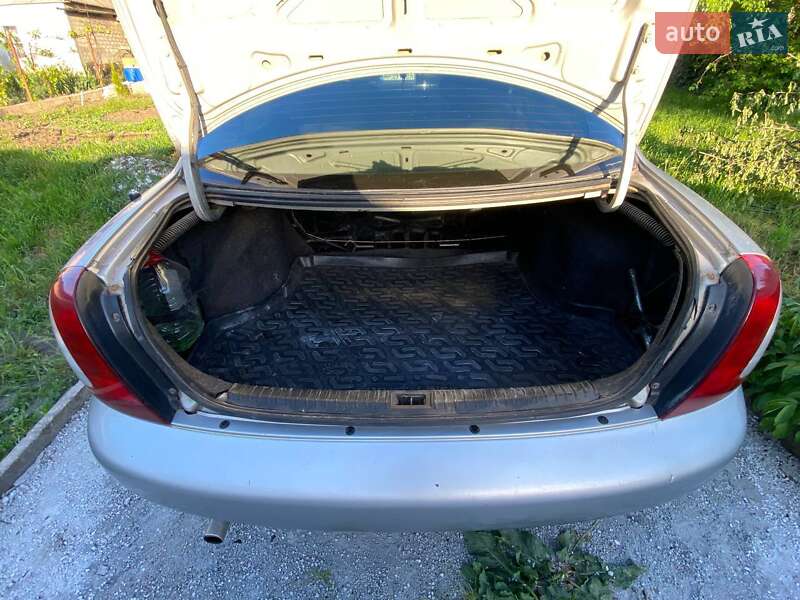 Седан Daewoo Nubira 1998 в Запорожье