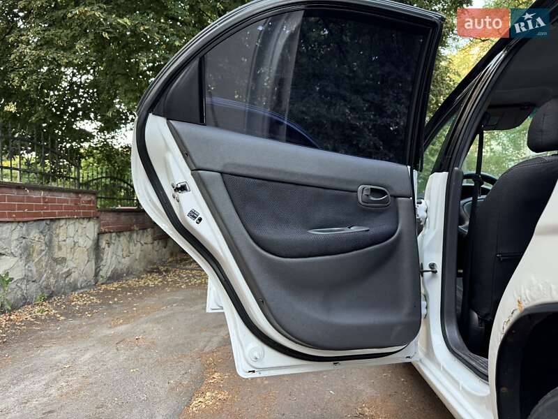 Седан Daewoo Nubira 1998 в Киеве