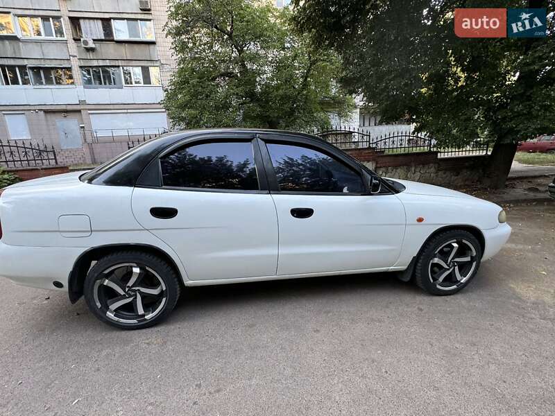 Седан Daewoo Nubira 1998 в Киеве