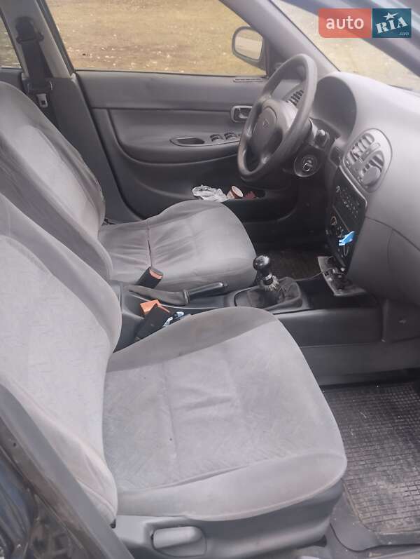 Седан Daewoo Nubira 1998 в Гребенках