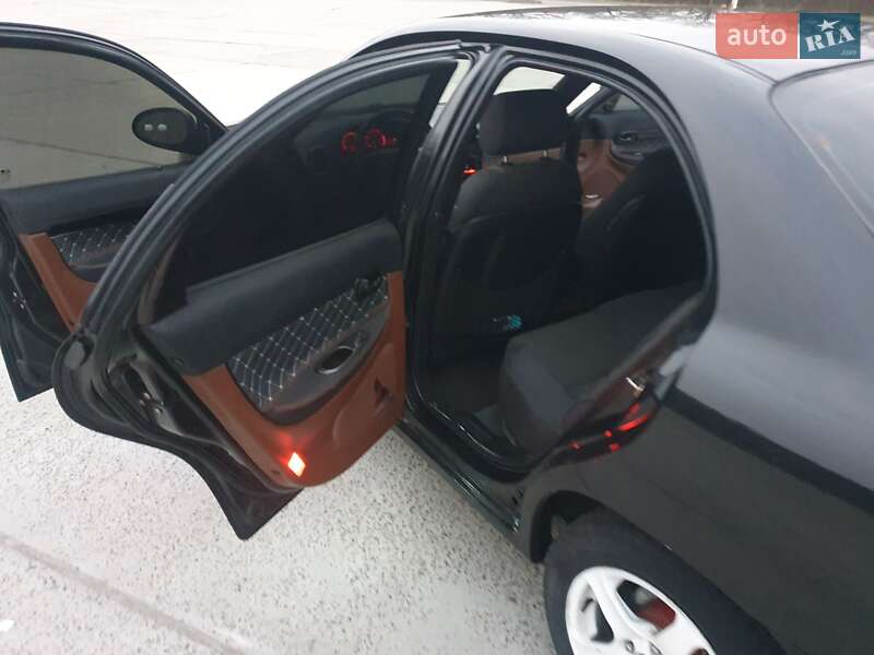 Седан Daewoo Nubira 1998 в Каневе