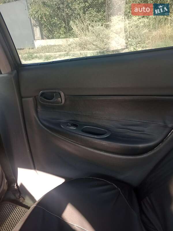 Седан Daewoo Nubira 1998 в Днепре