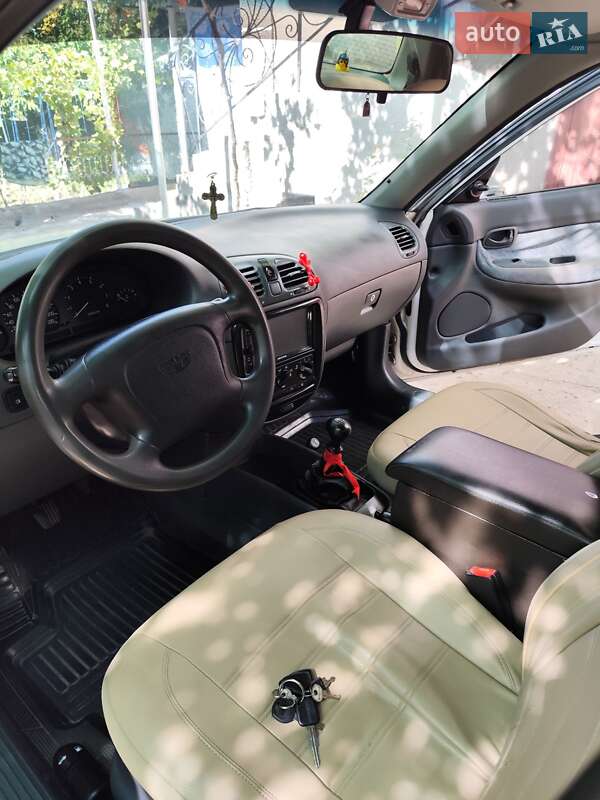 Седан Daewoo Nubira 1998 в Овидиополе