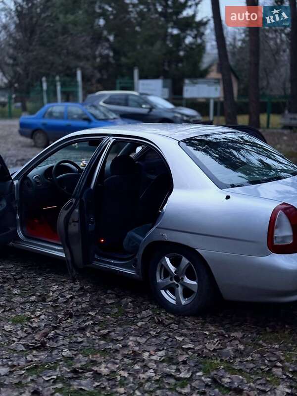 Седан Daewoo Nubira 1998 в Карловке