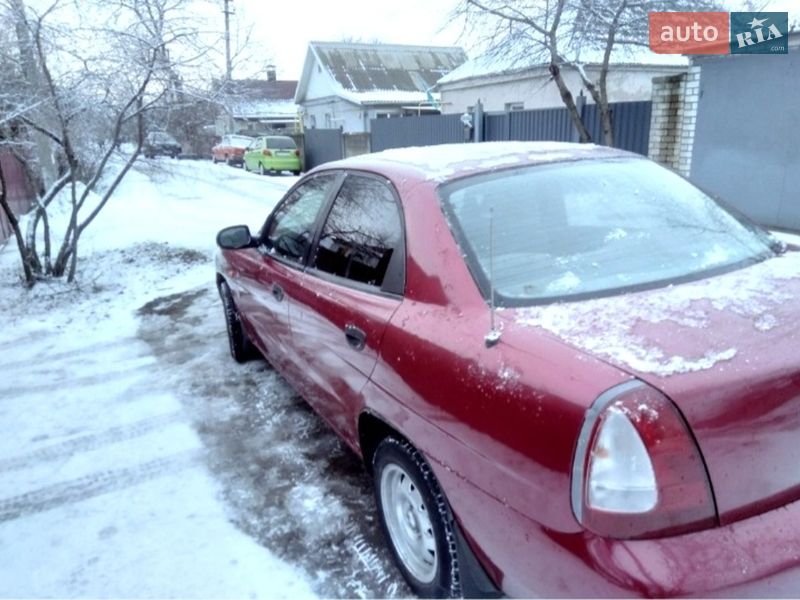 Седан Daewoo Nubira 1998 в Новомосковську