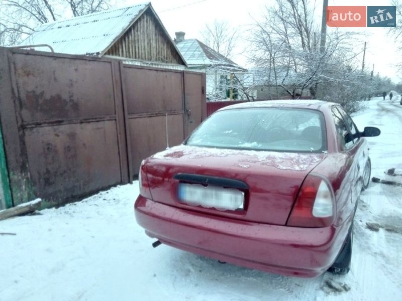 Седан Daewoo Nubira 1998 в Новомосковську