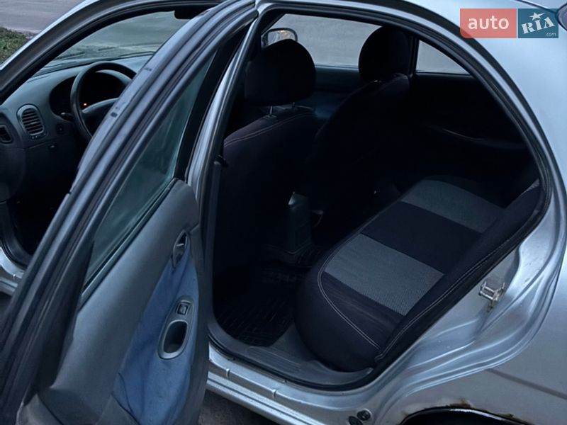 Седан Daewoo Nubira 1998 в Бобровиці