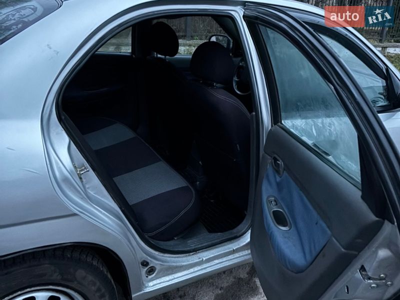 Седан Daewoo Nubira 1998 в Бобровиці