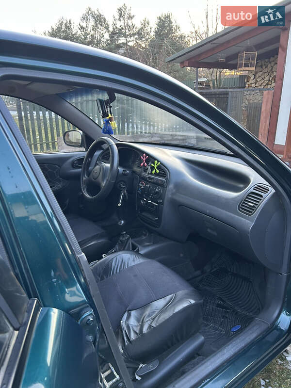 Седан Daewoo Sens 2003 в Новояворівську