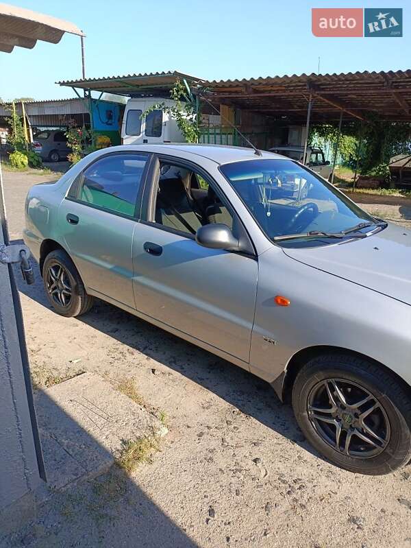 Седан Daewoo Sens 2004 в Горішніх Плавнях