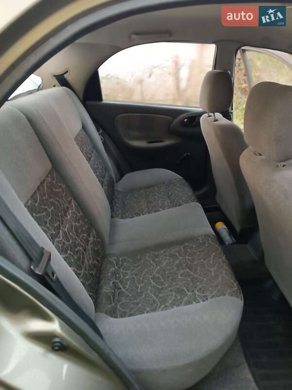 Седан Daewoo Sens 2004 в Ровно