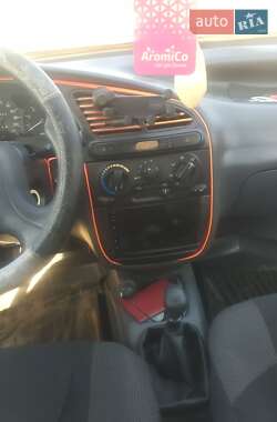 Седан Daewoo Sens 2001 в Нововолынске
