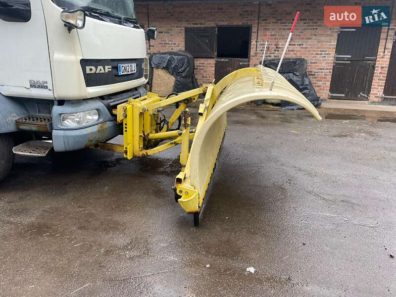 Пескоразбрасывающая машина DAF LF 2012 в Василькове