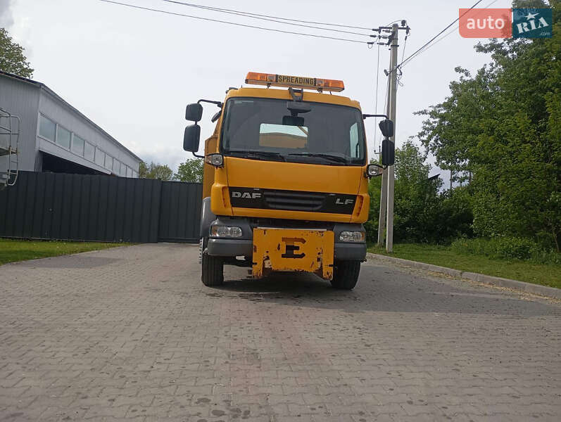 Піскорозкидальна машина DAF LF 2013 в Бучачі
