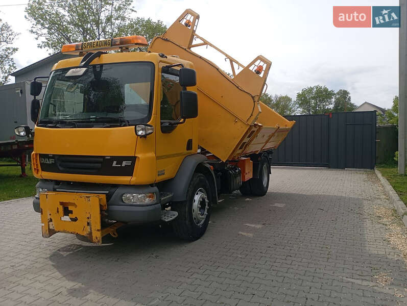 Піскорозкидальна машина DAF LF 2013 в Бучачі