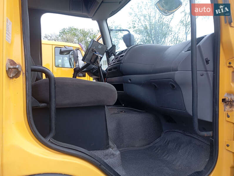 Піскорозкидальна машина DAF LF 2013 в Бучачі