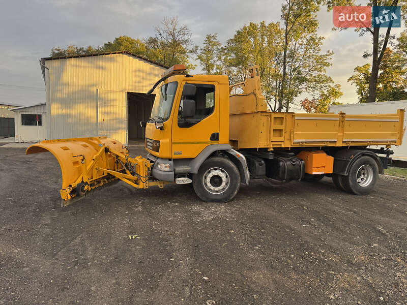 Піскорозкидальна машина DAF LF 2013 в Бучачі