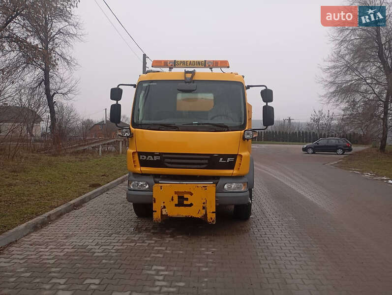 Піскорозкидальна машина DAF LF 2013 в Бучачі