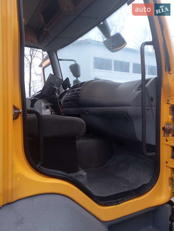Піскорозкидальна машина DAF LF 2013 в Бучачі