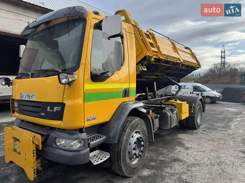 Пескоразбрасывающая машина DAF LF 2013 в Тернополе