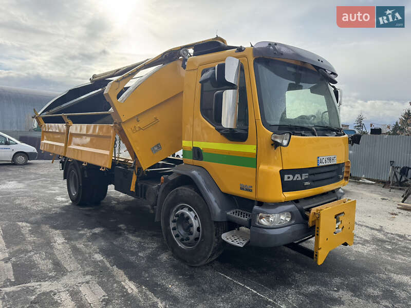 Пескоразбрасывающая машина DAF LF 2013 в Тернополе