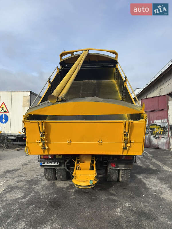 Пескоразбрасывающая машина DAF LF 2013 в Тернополе