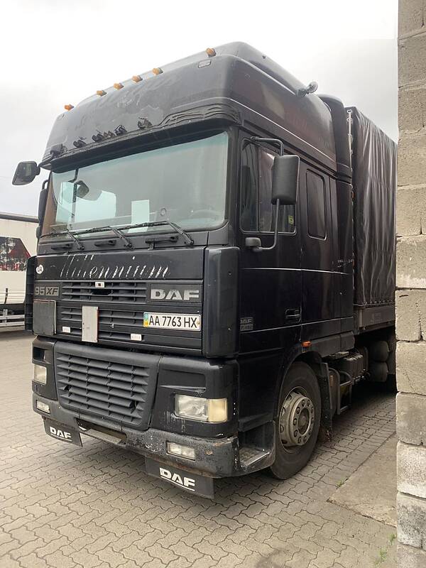 Тягач DAF XF 95 2001 в Сарнах