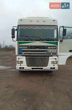 Тягач DAF XF 2001 в Ромнах