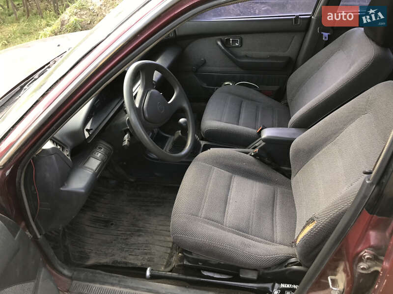 Седан Daihatsu Applause 1993 в Сторожинце