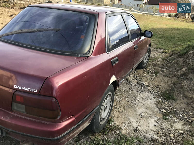 Седан Daihatsu Applause 1993 в Сторожинце