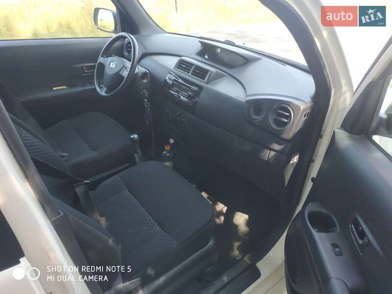 Седан Daihatsu Materia 2008 в Новом Роздоле